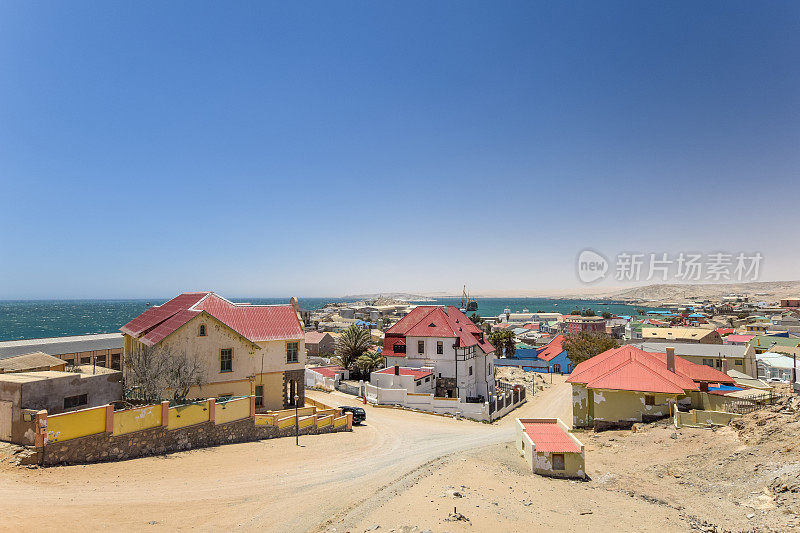 美丽的海港城市Lüderitz / Luderitz在纳米比亚南部，非洲。这座城市以其殖民时期的建筑而闻名，并在20世纪的钻石热潮中繁荣起来。